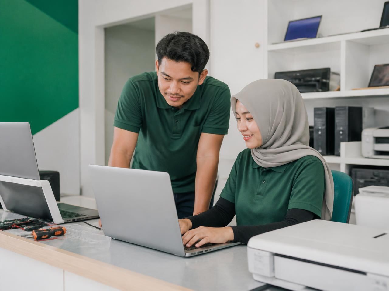 Tim teknisi Intinusa melayani perbaikan laptop dan printer di service center